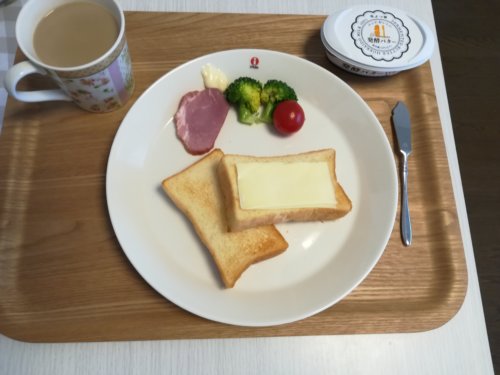 食パン、サラダ、カフェオレ