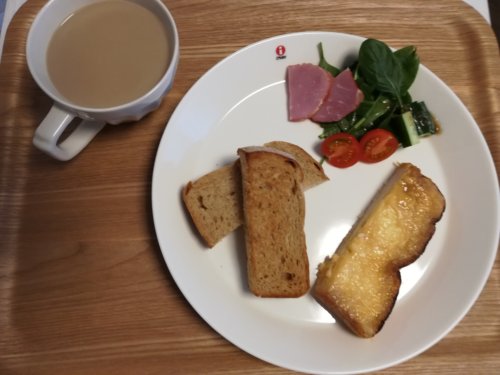 カフェオレ、食パン、サラダ
