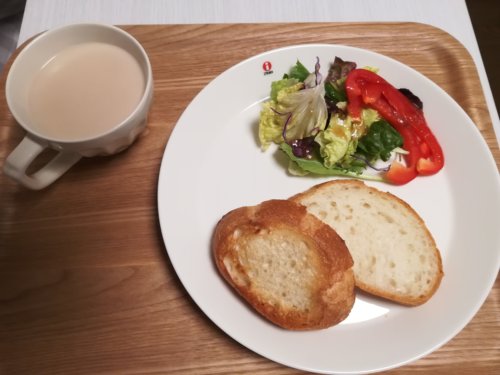 フランスパン、サラダ、