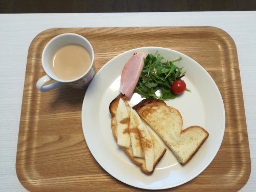 食パン、サラダ、カフェオレ