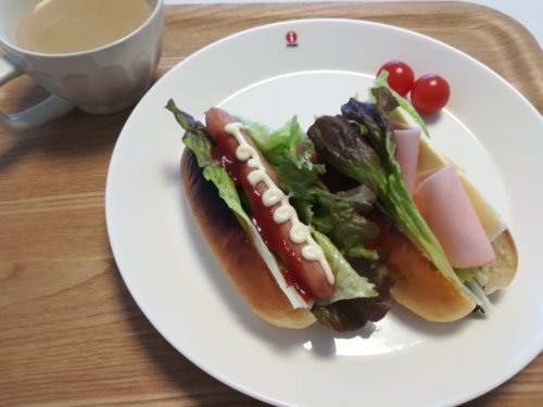 ホットドック、カフェオレ