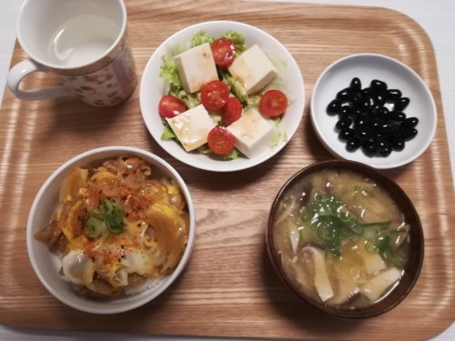 親子丼、味噌汁、サラダ