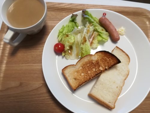 食パン、サラダ、カフェオレ