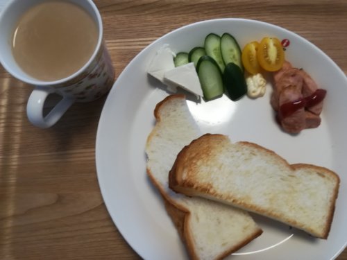 食パン、サラダ