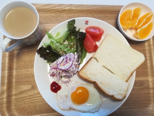 食パン、サラダ