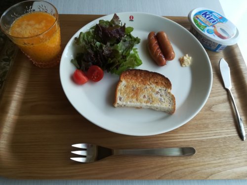食パン、サラダ