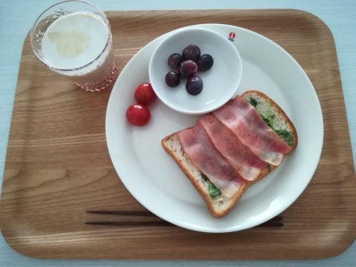 食パンにベーコン