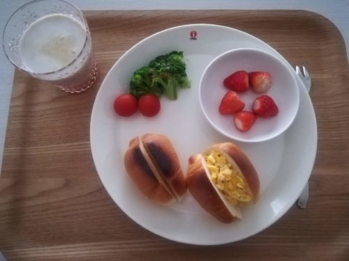 たまごロール、イチゴ、カフェオレ