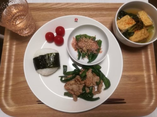 厚揚げと小松菜の煮物、豚肉とピーマンの炒め物、おにぎり