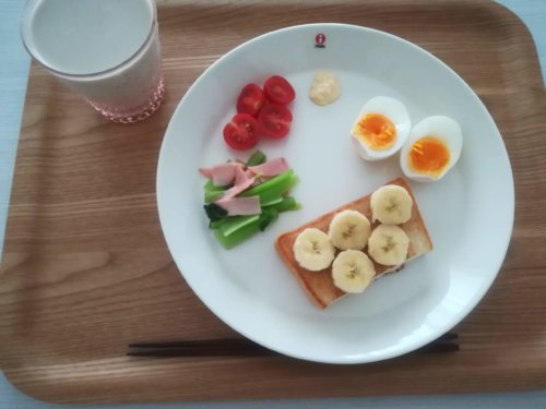 バナナトースト、ゆで卵、プチトマト