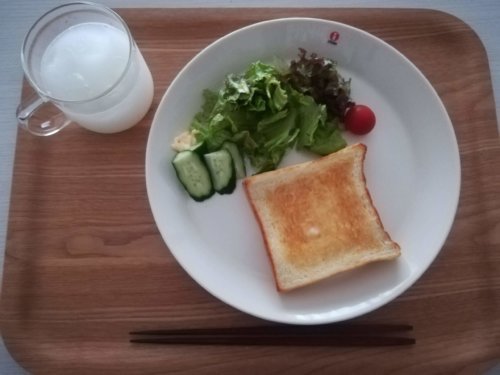 食パンにサラダ